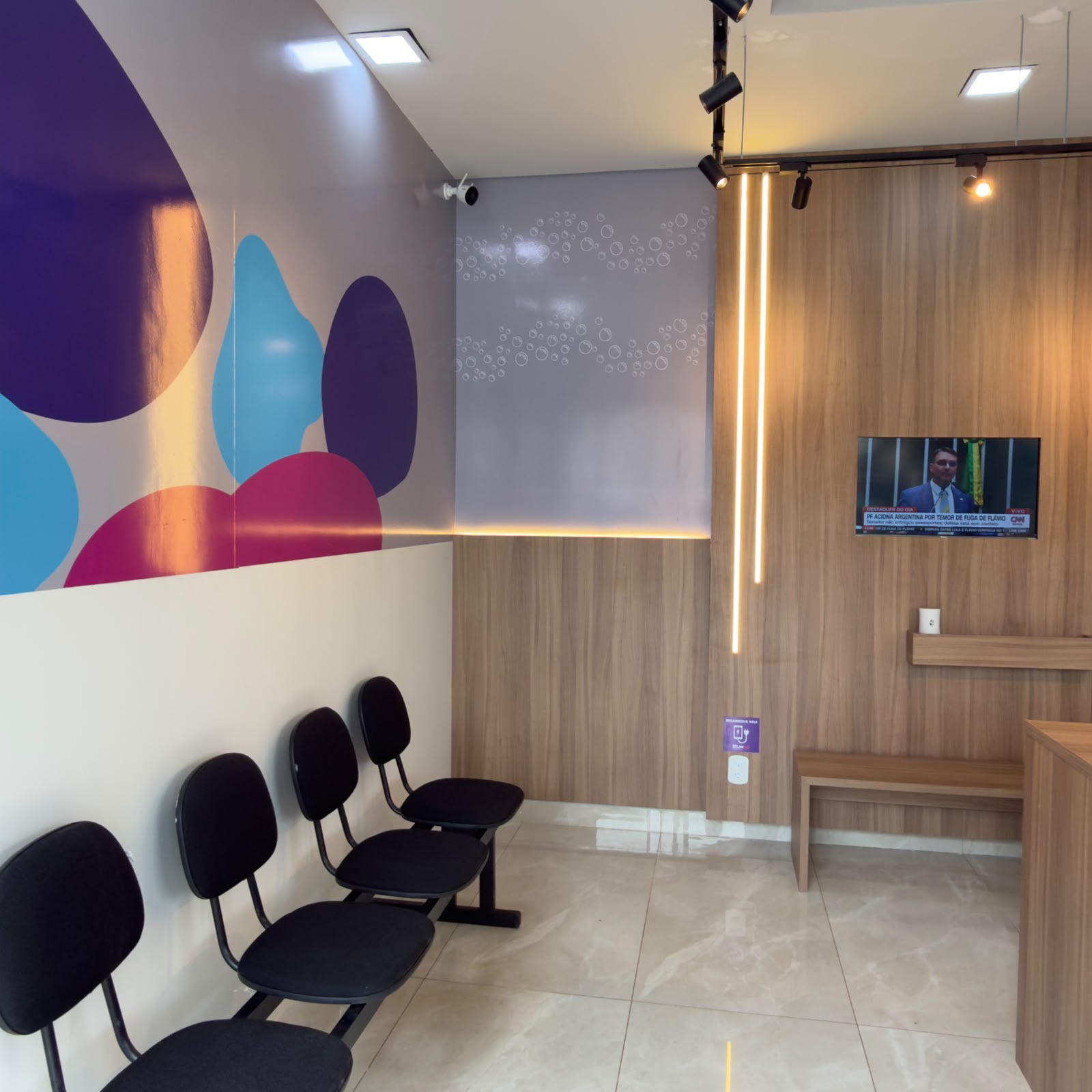 Área de espera da LAVUP com assentos, televisão e decoração da marca