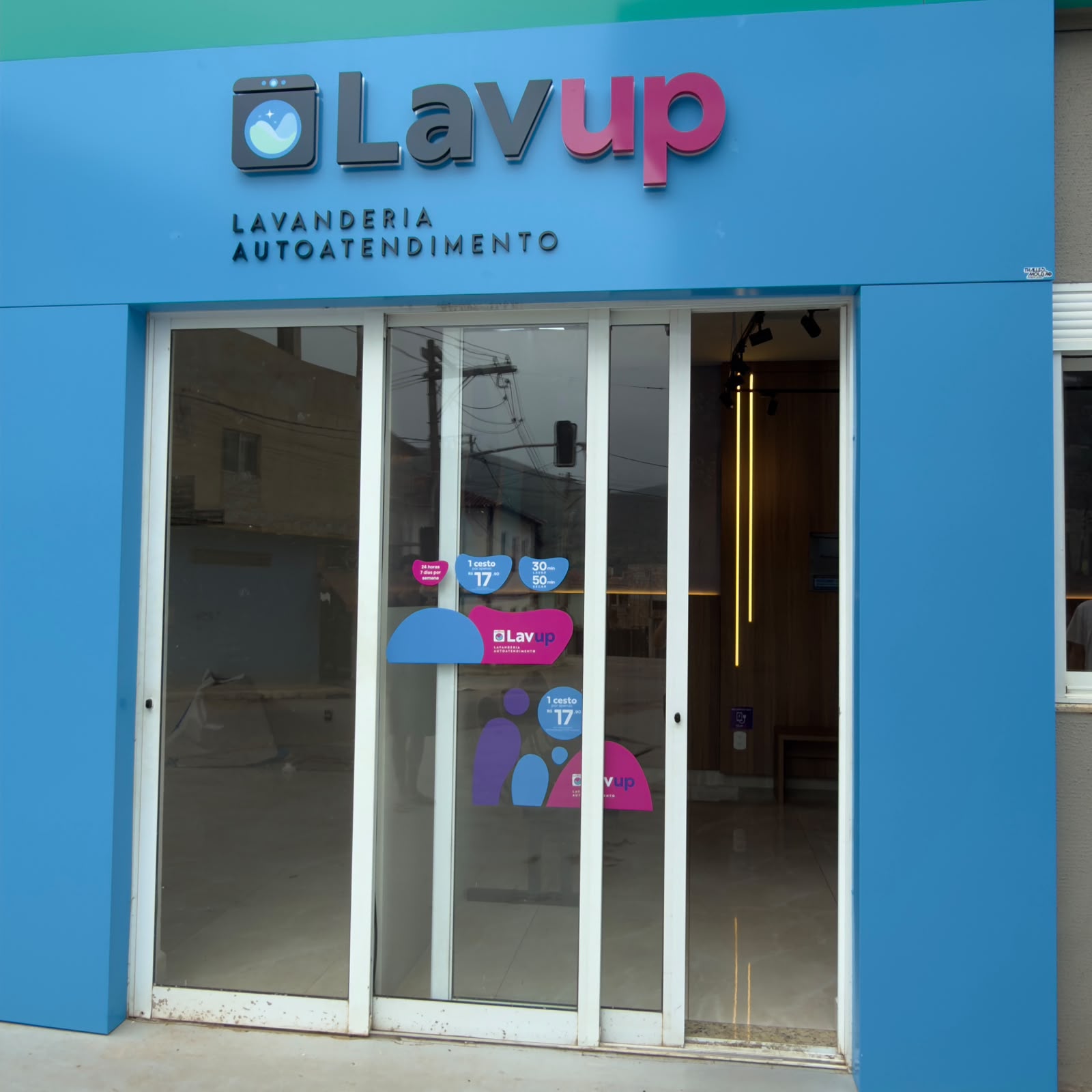 Fachada azul da lavanderia LAVUP na Praça Corinto Guerra