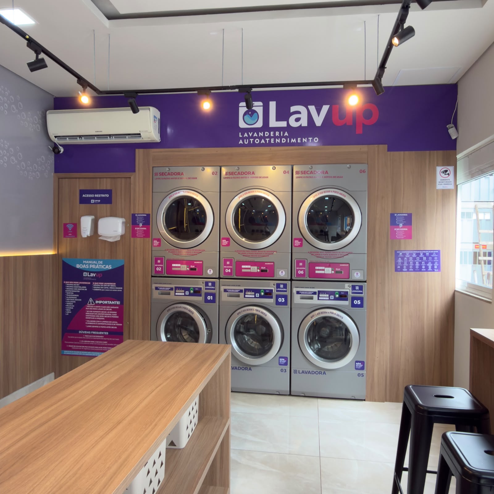 Três conjuntos de lavadoras e secadoras na loja LAVUP